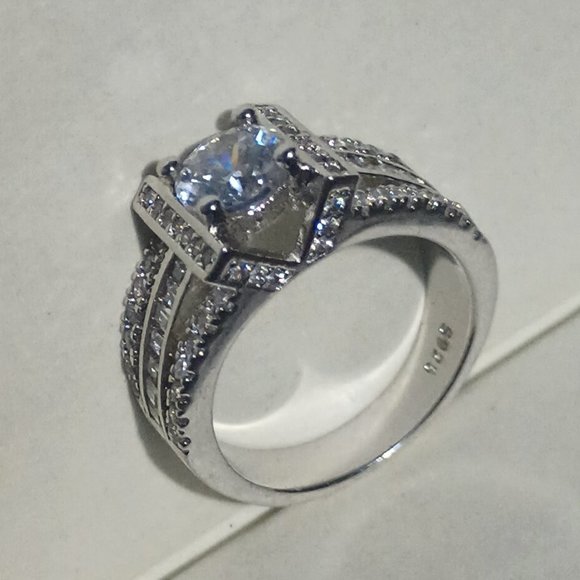Ring - Picture 3 of 4